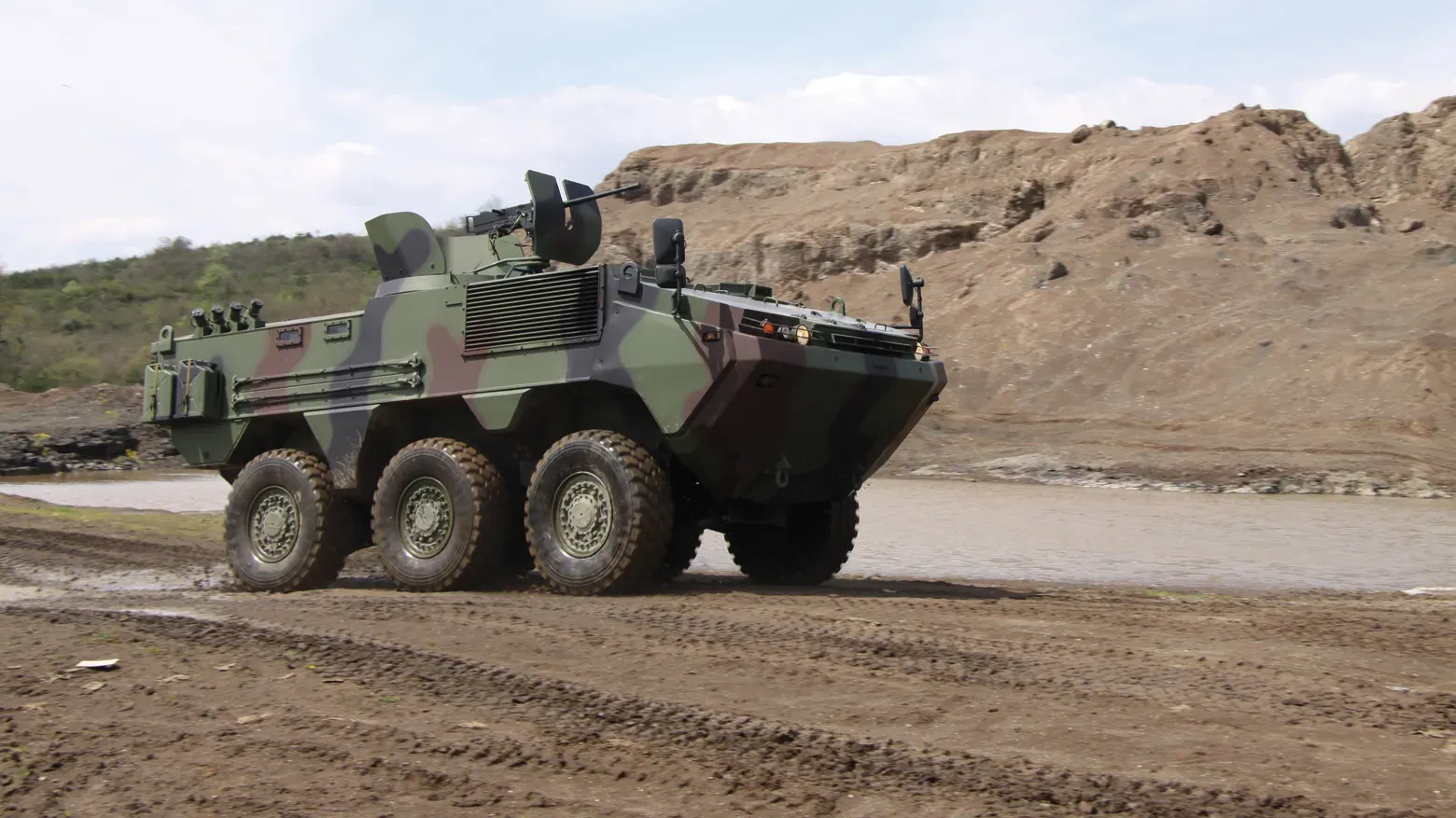 Camouflaged TAIMAS 6×6 on a dirt track